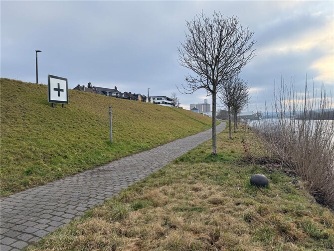 Für den entstehenden Fuß- und Radweg wird das Natursteinpflaster auf dem Deichuferweg aufgenommen und durch eine ebene Asphaltdecke ersetzt. Zudem entstehen entlang des Weges mehrere attraktive Aufenthaltsflächen und mehr Grün.Foto: Melanie Lange