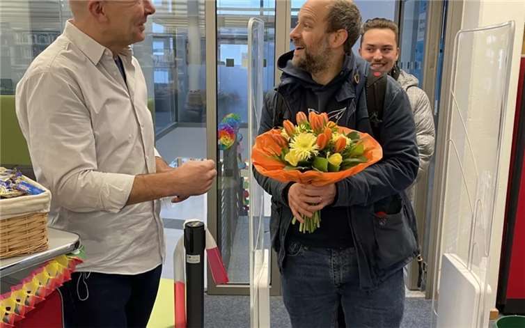 Für den ersten Besucher gab es auch einen Strauß Blumen.