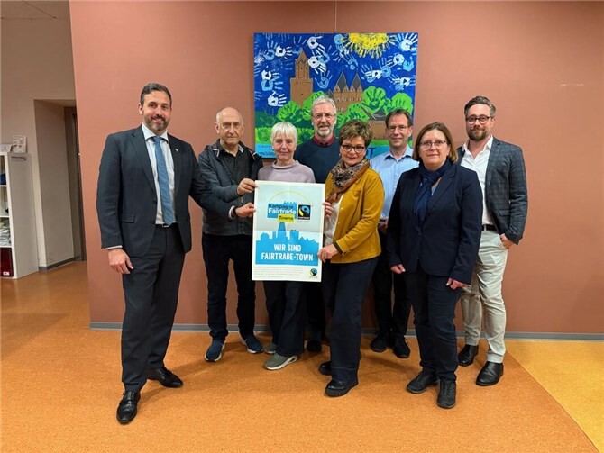 Für den fairen Handel setzt sich die Steuerungsgruppe ein (vlnr:) OB Christian Greiner, Hans-Georg Hansen, Lisa Lenz, Peter Schmitz, Ulrike Lihnsen, Torsten Kurz, Johannes Lewenberg. Foto: privat