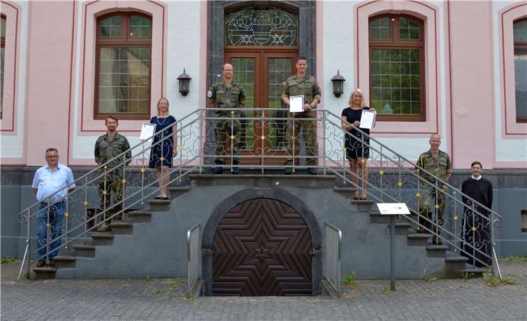 Für den guten Zweck: Beide Seiten wollen in der Zukunft zusammenarbeiten. (v.l.n.r.: Werner Schaub (stellvertr. Verwaltungsleiter), Oberstleutnant Adam Karwoth, Nathalie Dimmig (Einrichtungsleitung zentrales Wohnen, Tagesstruktur, Tagesstätte für Senioren), Hauptmann Dennis Schmitz, Hauptmann Manuel Meyer, Sandra Müntnich (Einrichtungsleitung dezentrales Wohnen, Leitung Franziskaner mobil), Stabsfeldwebel Peter Zirwes und Bruder Michael Ruedin (Superior Kloster Ebernach) Fotos: Euler/Bundeswehr