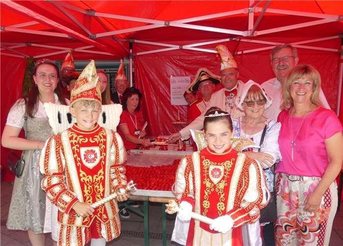 Für den guten Zweck der Jugendförderung stiftete dieGroßbäckerei „Die Lohners“ einen riesigen Erdbeerkuchen.