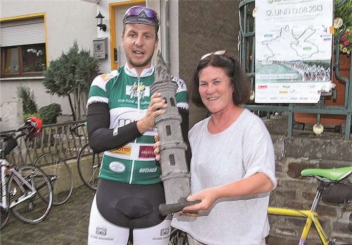 Für den guten Zweck ersteigerte Frau Gietzen den Fährturm aus dem Hause Föhr.  EP