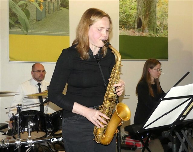 Für den instrumentalen Part zeichneten Anke Brengmann (Saxophon), Tabea Strehle (Klavier) und Dominik Dolfen (Schlagzeug) verantwortlich.