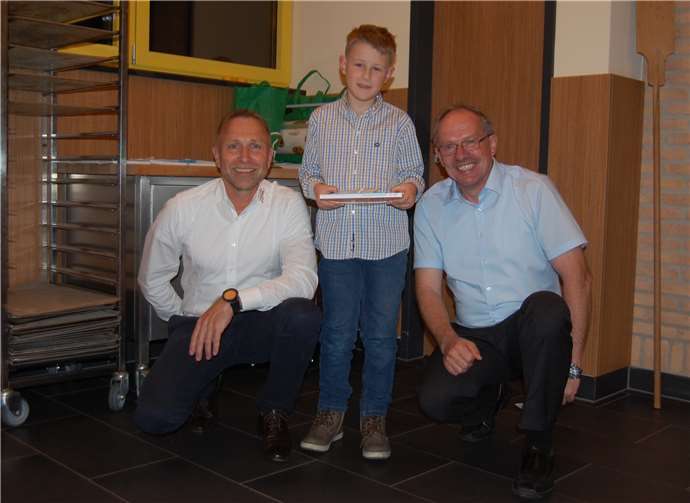 Für den jüngsten Gewinner, den sechsjährigen Ben Gellermann aus Rieden, gingen die beiden Geschäftsführer Helmut Moll (links) und Jürgen Lamparter sogar in die Knie.