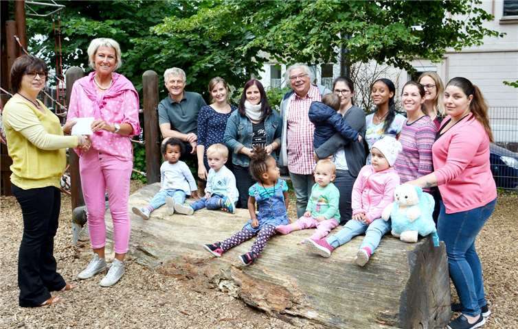 Für den katholischen Kindergarten St. Martin dankte Silvia Kilian (2.v.l.) der Vorsitzenden Filiz Achhammer und den Beiratsmitgliedern Matthias Boller und Wolfgang Riehl für die willkommene Spende des Beirats für Migration und Integration und der TuS Nassovia Nassau.  privat