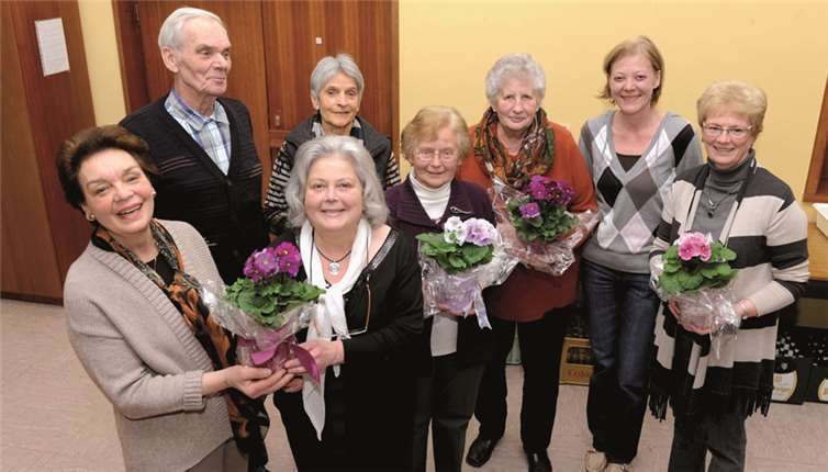Für den konstanten Probenbesuch wurden die fleißigsten Chormitglieder, Waltraut Maag, Ursel Hofmann, Gertrud Ockenfels, Rosemarie Schaub und Gerorg Busser, von der Ersten Vorsitzenden mit kleinen Präsenten geehrt. -FIX-