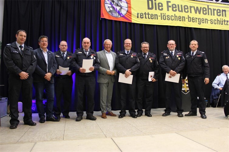 Für den langjährigen aktiven Dienst gab es besondere Auszeichnungen: (Foto von Links nach Rechts) Jörg Alfter Stellv. Brand- und Katastrophenschutzinspekteur (BKI), Frank Becker Bürgermeister, Jörg Schwarz 35 Jahre aktiver Dienst, Werner Hauschild 35 Jahre aktiver Dienst, Achim Hallerbach Landrat, Stefan Homscheid 35 Jahre aktiver Dienst, Helmut Kröll 45 Jahre aktiver Dienst , Martin Homscheid 45 Jahre aktiver Dienst, Thomas Nelles Wehrleiter.