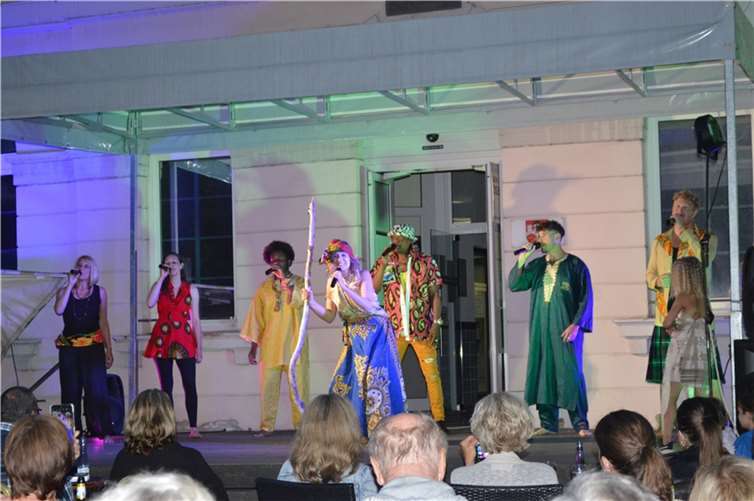 Für den musikalischen Hochgenuss zeichnete das achtköpfige Ensemble um Lars Schmidt verantwortlich.  Fotos: AB