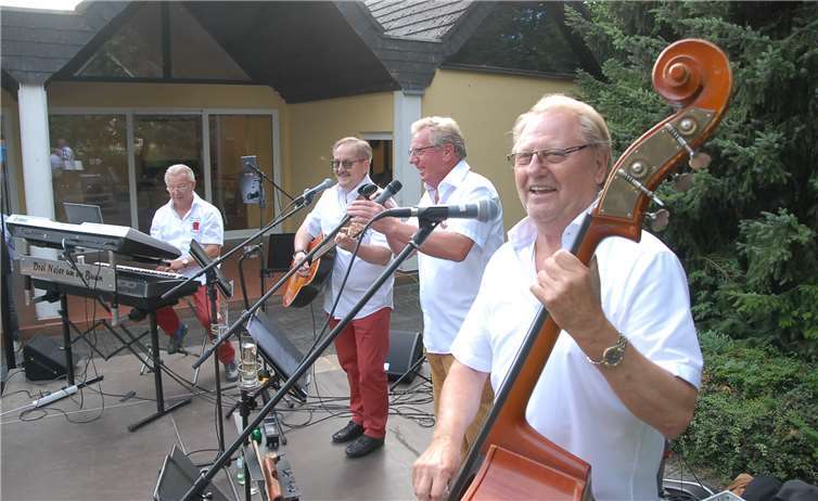 Für den musikalischen Part beim großen Schmaus in Steimelsorgten die „Drei Neger un een Bunn“ aus Rheinbrohl. Fotos: KER