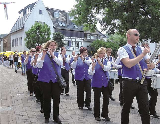 Für den passenden musikalischen Rahmen spielte der Spielmannszug auf.