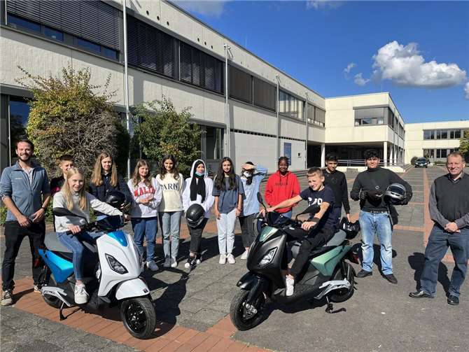 Für den sehr beliebten Mofa-Kurs, der traditionell im Bereich des Wahlpflichtunterrichts in der Stufe 8 angeboten wird, konnte bereits der dritte Elektroroller angeschafft werden. Fotos: privat