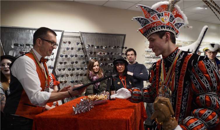 Für den wundervollen Empfang überreichte seine Hoheit ein Präsent.