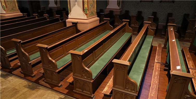 Für die 104 Sitzbänke in der Laurentiuskirche in Nentershausen hat der Freundes- und Förderkreis des Gotteshauses jüngst passgenaue Sitzpolster angeschafft.Fotos: Kirchengemeinde St. Laurentius Nentershausen