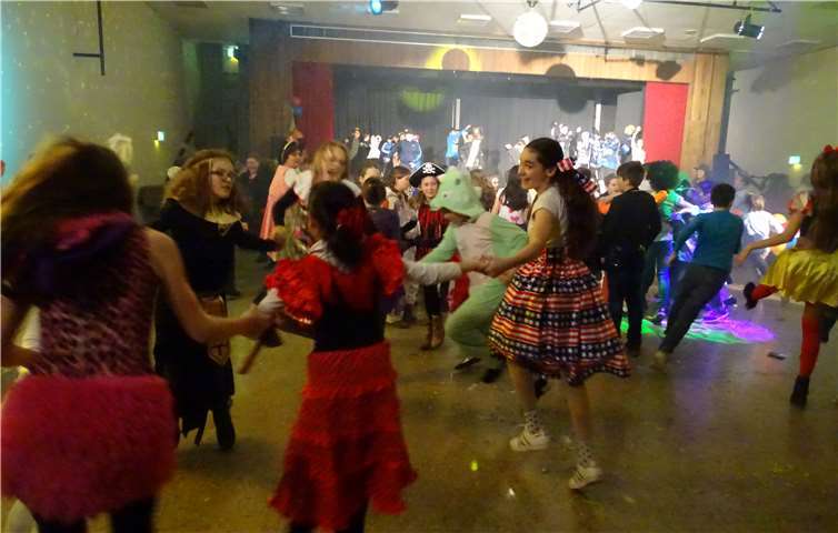 Für die 5. und 6. Klasse gab es eine Karnevalsparty in der Aula der Schule. Christine Osenberg