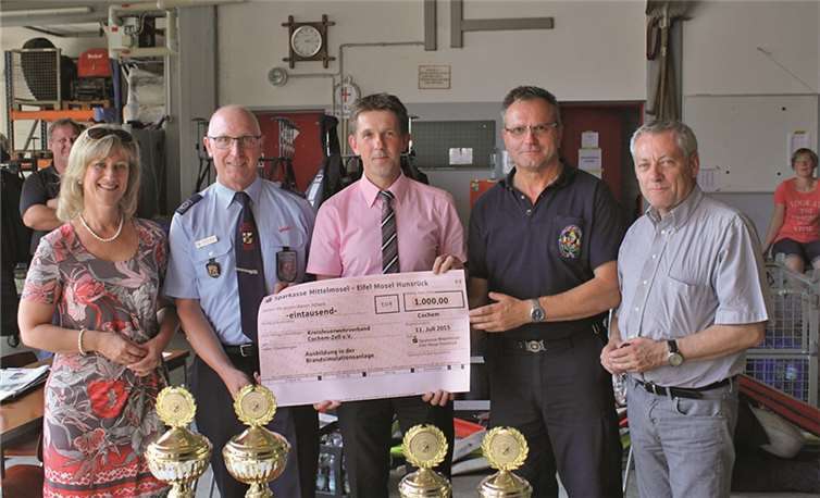 Für die Anmietung des „Fire-Trucks“ (Brandsimulationsanlage) stand die Sparkasse Mittelmosel EMH mit einem Spendenscheck Pate.