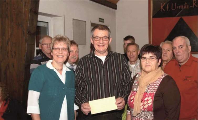 Für die Anschaffung der Kapellenfenster am Friedhof überreichte Martina Linden eine Spende an Gerhard Kessler.  privat