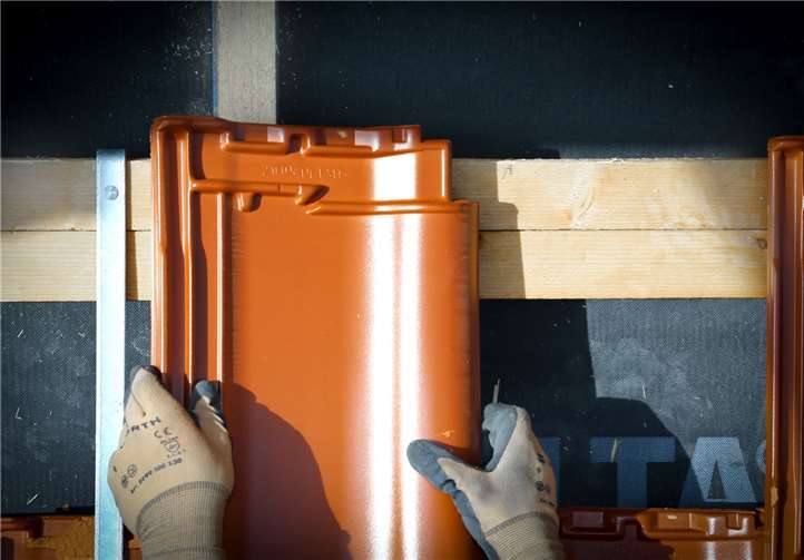 Für die Arbeit auf dem Dach gibt es zum Jahresende mehr Geld: Mit der nächsten Lohnabrechnung bekommen Handwerker ein höheres Weihnachtsgeld.IG BAU