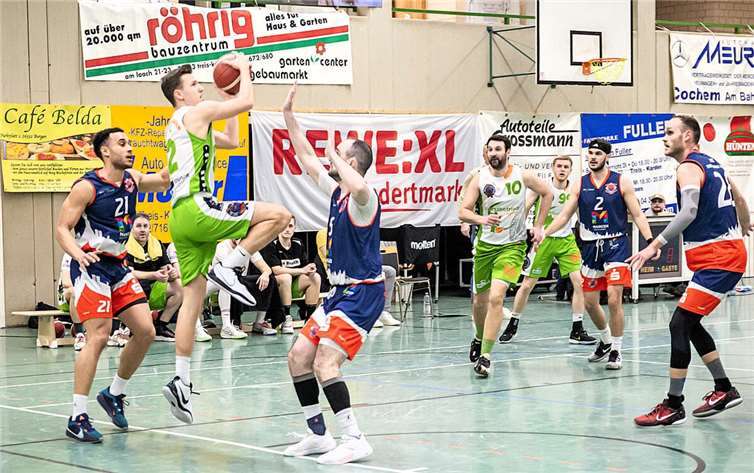 Für die Basketballer des TuS Treis-Karden (in grün-weiß mit Felix Dauns, Milan Trtic und Leon Jungbluth) beginnt das entscheidende Saison-Drittel.  Foto: Lisa Ferrlein