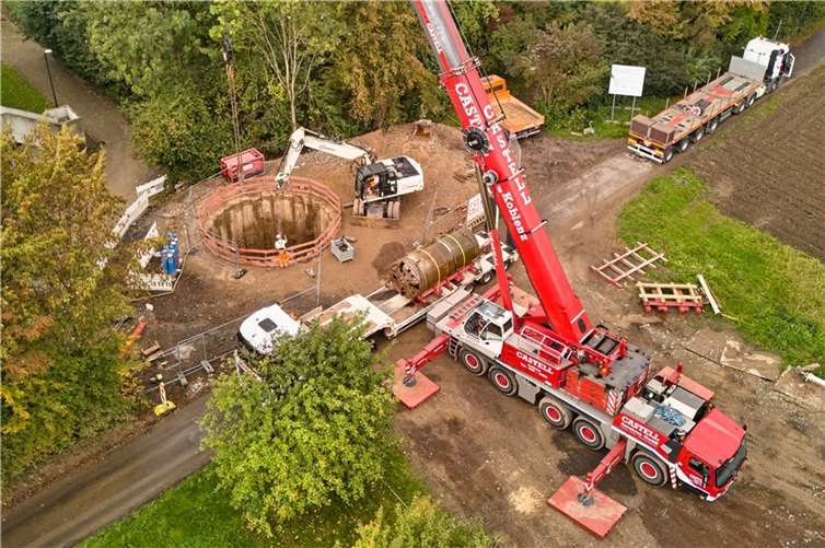 Für die Bergung musste ein großer Kran aufgestellt werden, der den Bohrkopf nach getaner Arbeit wieder an das Tageslicht beförderte.