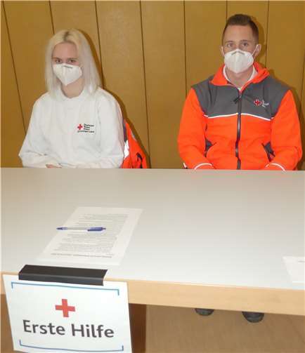 Für die Betreuung nach der Impfung zeichnen zwei Rettungsassistenten des DRK verantwortlich.
