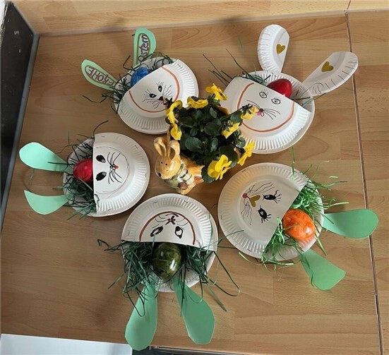 Für die Bewohnerinnen und Bewohner im Johanniter-Stift haben sich die Grünen Damen und Herren, die dort ehrenamtlich tätig sind, eine nette Osterüberraschung ausgedacht. Foto: privat