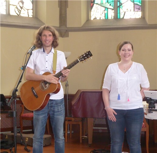 Für die Bewohner*innen und Mieter*innen boten Frau Melanie Bernhardt (Gesang) und Lars Flügge (Gitarre) ein Potpourri aus alten und bekannten Schlagern und Evergreens.Foto: privat