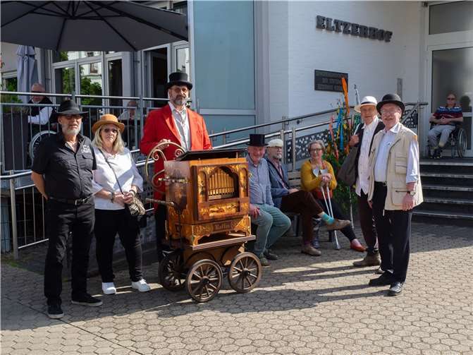 Für die Bürgerinitiative war die Maibaumstellung zugleich auch eine Anerkennung für die, die am 1. Mai nicht feiern, sondern arbeiten mussten. Foto: Hermann Schäfer