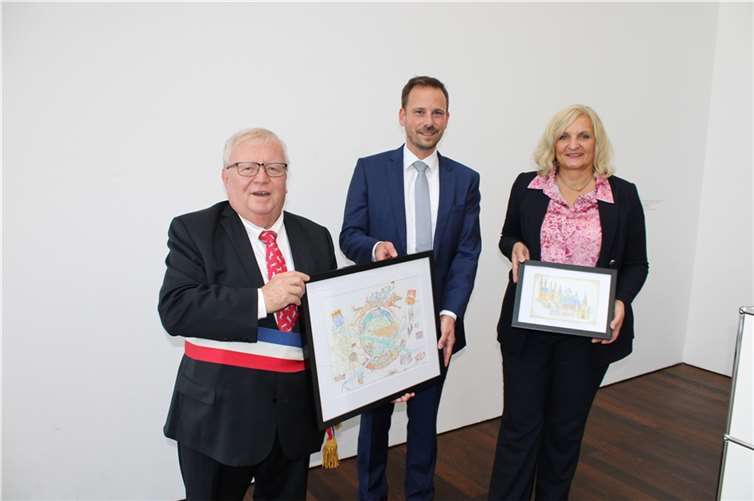 Für die Bürgermeisterin von Georgsmarienhütte, Dagmar Bahlo (rechts) und den Bürgermeister von Maisons-Laffitte, Jacques Myard (links) gab es zum Jubiläum der Städtepartnerschaften Kunstwerke als Erinnerungsgeschenk. Fotos: DU
