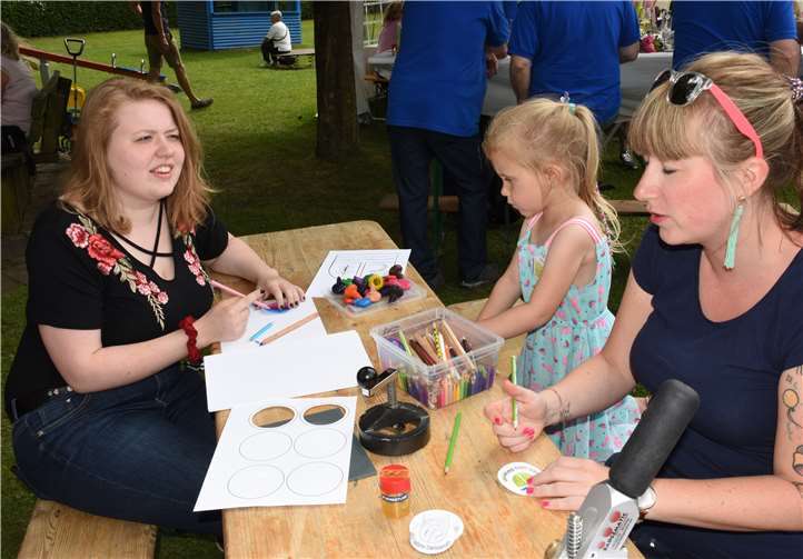Für die Buttons durften die Kinder die Jubiläumsembleme selbst malen.