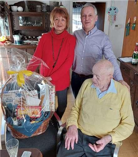 Für die CDU Rheinbreitbach gratulierten der Ortsvorsitzende Bernhard Groß (links) und die Mitgliederbeauftragte Petra Baumann-Kreft mit einem Präsentkorb Johannes Federhen zu seinem runden Geburtstag.  Foto: Peter Lohr