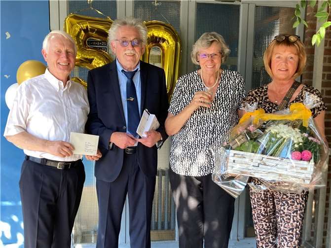 Für die CDU gratulierten der Ortsvorsitzende Dr. Heinz Schmitz und die Mitgliederbeauftragte Petra Baumann-Kreft den Eheleuten Manuela und Erich Nagel zur Goldenen Hochzeit.  Foto: Michael Siegel