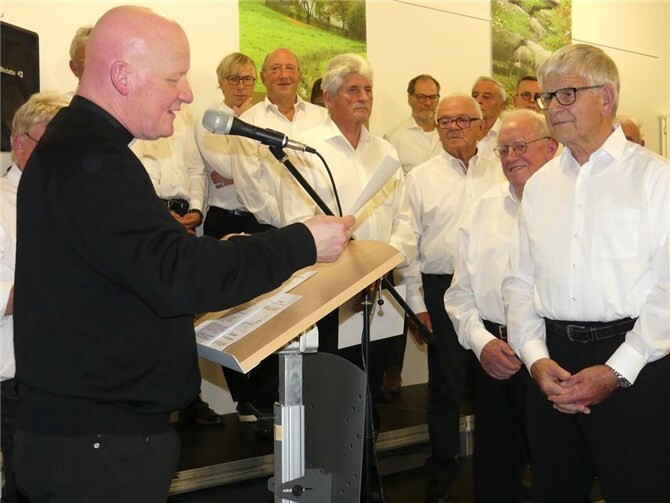 Kirchenchor St. Cäcilia feierte 200. Gründungsfest  Für die Chormitglieder Josef und Paul Hetger (re.) wurden die Ehrenurkunden von Bischof Ackermann persönlich ausgestellt.