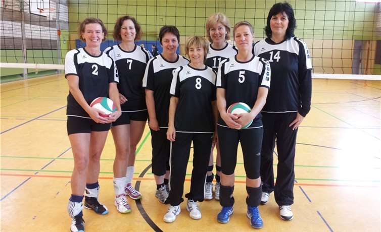 Für die DJK waren am Start (v.l.) Angelika Kries, Christiane Neuß, Gaby Schmitt, Martina Grabasch, Michaele Münch, Jutta Branczyk und Eva Gulyasneprivat