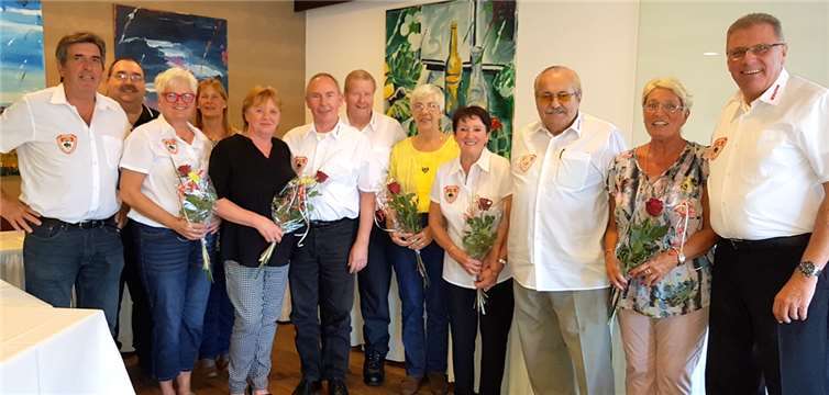 Für die Damen hatte Senatspräsident Dieter Holstein rote Rosen als Überraschung dabei.K.D. Holstein