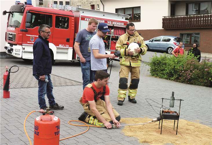 Für die Demonstration eines Brandes in einer Fritteuse musste zunächst einmal das Fett auf Temperatur gebracht werden.
