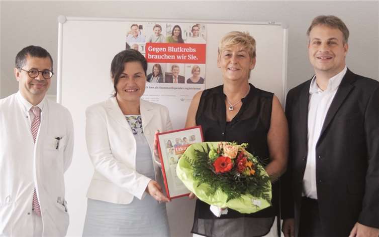 Für die Deutsche Knochenmarkspenderdatei ist jeder Spender etwas ganz Besonders. Marianne Eich (3.v.l.) wurde kürzlich im Evang. Stift für ihr Engagement geehrt (v.l.): Prof. Dr. Ralph Naumann, Paula Ennenbach, Marianne Eich und Dirk Alvermann.  privat