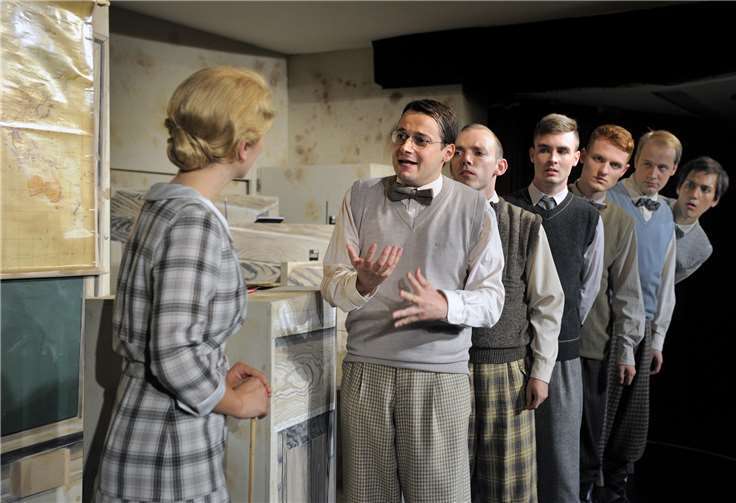 Für die Direktorentochter Eva schwärmen alle Jungs aber nur Hans Pfeiffer kann bei ihr landen