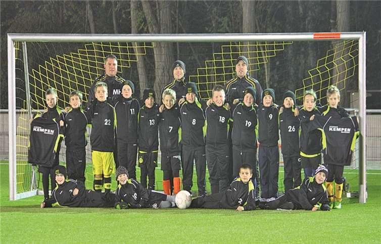 Für die E-Jugend des TuS Odendorf 1919 gab es neue Trainingsanzüge.privat