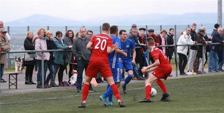 Für die Elztaler (blaue Trikots) gab es in der zweiten Halbzeit kaum noch ein Durchkommen.