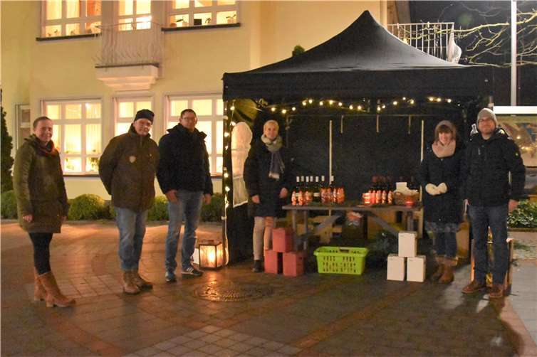 Für die Erwachsenen verkaufte das Orga-Team Glühwein. Fotos: privat