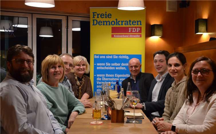 Für die FDP ist der Nürburgring immer Thema, hier bei einem Stammtisch in Adenau kurz vor Ausbruch der Corona-Krise. Foto: privat