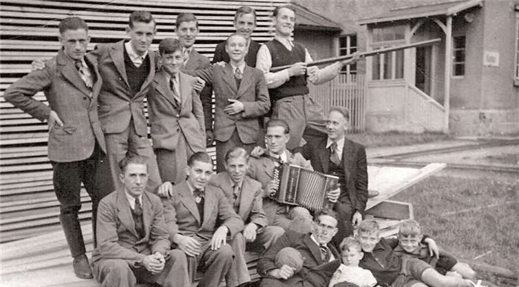 Für die Familienforschung, aber auch für Heimat- und Geschichtsvereine sind alte Fotos etc. sehr von Nutzen.Hier sind zwei Fotos, die evtl. in Lederbach bzw. im Raum Kempenich entstanden sein könnten, wobei die Personen um 1915 bis 1920 geboren wurden.Vielleicht gibt es Leser, die mehr zu dem Bild sagen können (Verein, Gruppe oder Anlass der Aufnahme). Näheres bitte an K.H. Scheuren, Tel. (0 26 32) 7 27 28. privat