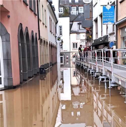 Für die Fußgänger wurden Hochwasserbrücken aufgebaut.