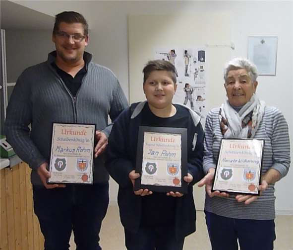 Für die Gäste aus Ockenfels wurde es bei den Schützen in Linz ein gemütlicher Abend (von links): Scheibenkönig Markus Rohm (48 Ringe), Jugendkönig Jan Rohm (44 Ringe) und Renate Wilkening, die den Vogel im dritten Durchgang abschoss.privat