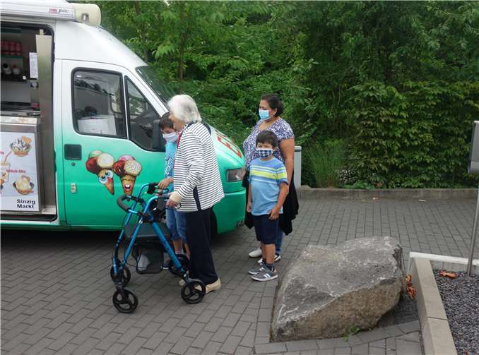 Für die Gäste des Hauses und deren An- und Zugehörige war es eine gelungene Überraschung. Foto: Hospiz im Ahrtal