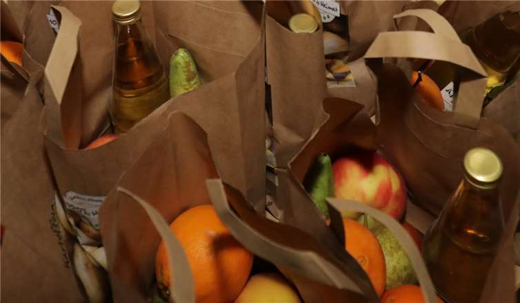 Für die Gäste gab es am besonderen Abend Weihnachtstüten mit Saft und Obst.