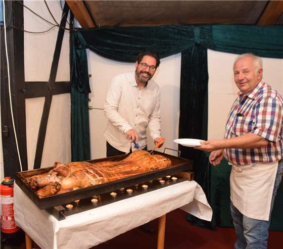Für die Gäste war ein ganzes Spanferkel, transchiert von Wolf und Heinz Sampels, mit den passenden Beilagen aufgetischt worden.Foto: privat