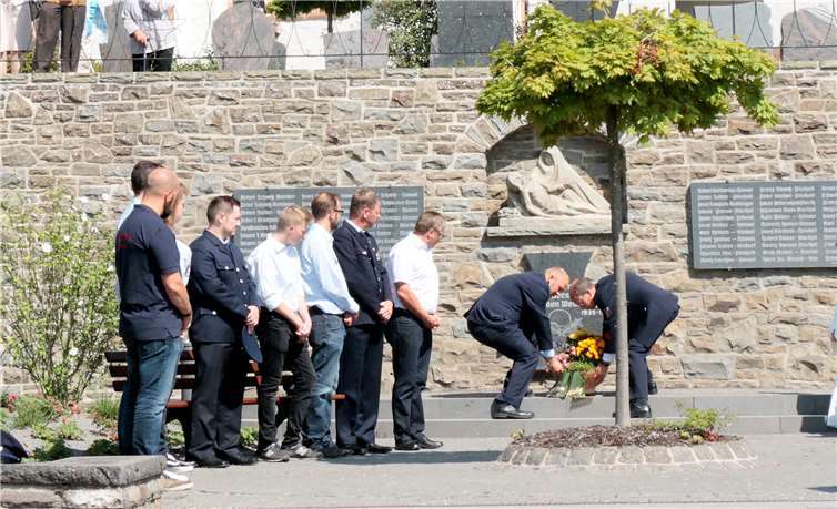 Für die Gefallenen und Vermissten der Kriege sowie den Opfern von Gewaltherschaft legte die Feuerwehr einen Kranz nieder.