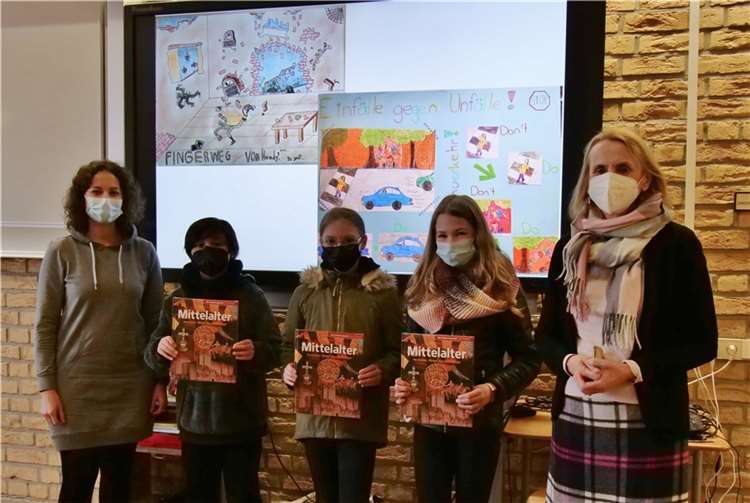 Für die Gewinner des Zeichenwettbewerbs gab es einen Buchpreis. Foto: KuBa