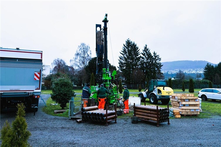 Für die Gründung der Brückenpfeiler sind auf der Hafenmole sowie am nördlichen Lahnufer Kernbohrungen erforderlich. 